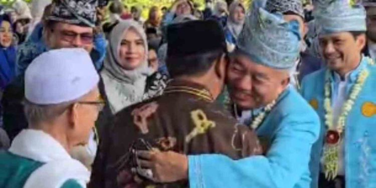 Gubernur Kalsel H Muhidin saat memeluk Paman Birin. (foto : istimewa)