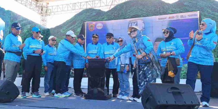 Gubernur Kalsel H Muhidin saat peluncuran aplikasi IKD. (foto : istimewa)