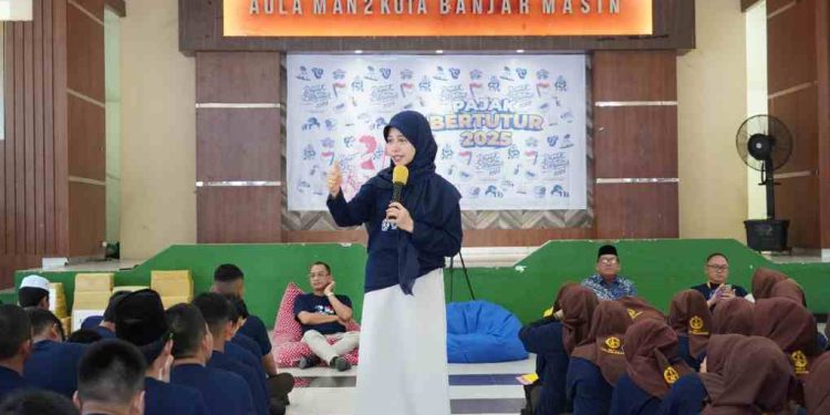 Pelajar MAN 2 Banjarmasin saat diberikan pemahaman pajak sejak dini. (foto : istimewa)
