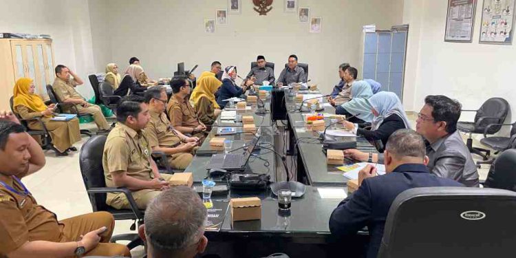 Rapat pembahasan Raperda SOTK. (foto : sna/seputaran)