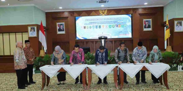 Gubernur Kalsel H Muhidin saat penandatangan komitmen bersama menerapkan sistem Manajemen Talenta. (foto : Adpim Kalsel)