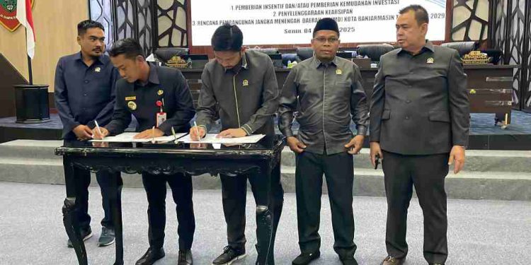 Walikota Banjarmasin HM Yamin bersama Ketua DPRD Banjarmasin Rikval Fachruri penandatangan dokumen Perda yang baru disahkan. (foto : sna/seputaran)