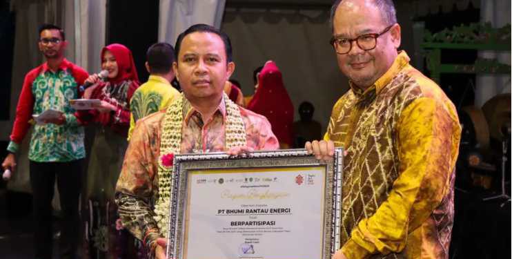 Bupati Tapin H. Yamani memberikan penghargaan kepada Direktur PT BRE Asep Edwin Firdaus atas partisipasi dukungan dalam Tapin Art Fest 2025. (foto : istimewa)