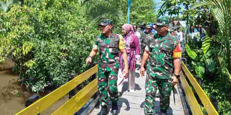 Tim Wasev Mabes TNI didampingi Wakil Walikota Banjarmasin Hj Ananda meninjau pelaksanaan TMMD ke-125 2025 Kodim 1007/Banjarmasin di Kuin Kacil. (foto : shn/seputaran)