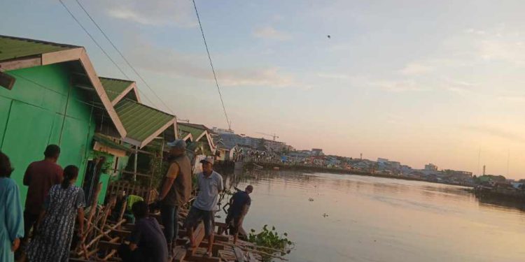 Warga memperbaiki jalan titian Kampung Hijau yang ambruk. (foto : shn/seputaran)