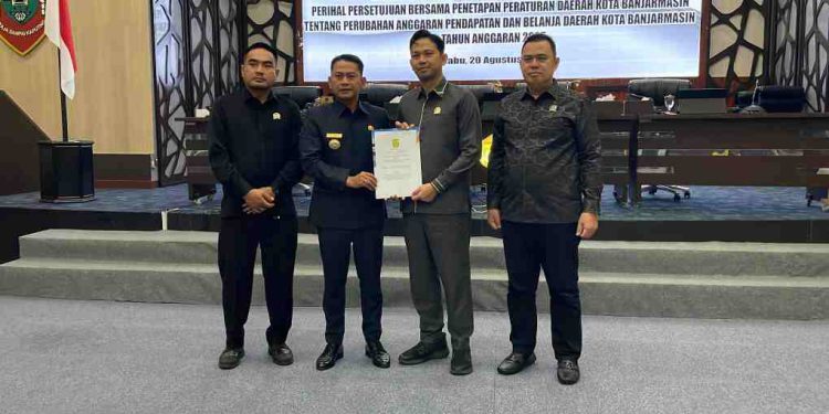 Walikota Banjarmasin HM Yamin bersama Ketua DPRD Banjarmasin Rikval Fachruri tunjukan dokumen Perubahan APBD 2025. (foto : sna/seputaran)