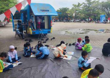Pusling Perpus Palnam Sambangi Dua SD di Landasan Ulin