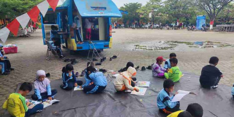 Layanan Pusling Perpus Palnam di salah satu SDN di Landasan Ulin. (foto : istimewa)