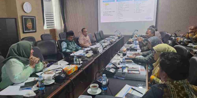 Anggota Komisi IV DPRD Kalsel dr M Yadi Mahendra Muhyin saat RDP dengan Dinkes untuk membahas anggaran 2026. (foto : istimewa)