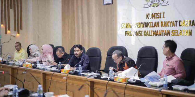 Ketua Komisi I DPRD Kalsel H Rais Ruhayat mengundang beberapa mitra kerjanya untuk melaksanakan rapat kerja. (foto : istimewa)