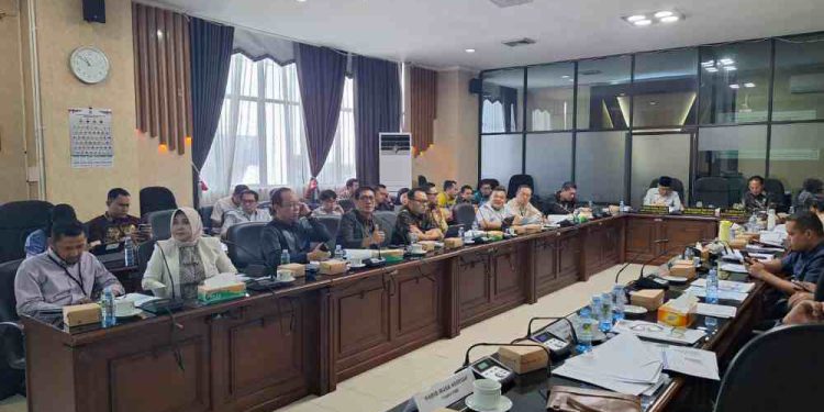 DPRD Kalsel saat rapat bersama dengan pihak Bank Kalsel. (foto : istimewa)
