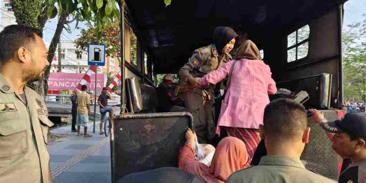 Satpol PP Banjarmasin saat mengamankan Gepeng yang kedapatan saat razia  penertiban. (foto : shn/seputaran)