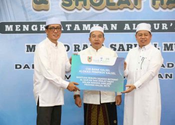 Bank Kalsel Serahkan 7.000 Sajadah, Dukung Batamat Al-Quran dan Salat Hajat