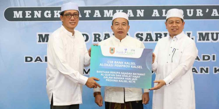 Penyerahan sajadah secara simbolis oleh Direktur Utama Bank Kalsel, Fachrudin, kepada Ketua Badan Pengelola Masjid Raya 
Sabilal Muhtadin H Muhammad Tambrin disaksikan Sekretaris Daerah Provinsi Kalsel M Syarifuddin. (foto : Bank Kalsel)