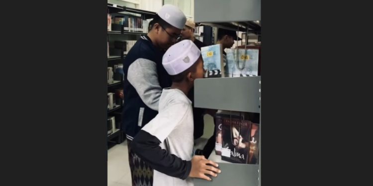 Para santri saat memilih koleksi buku di Perpus Palnam Dispersip Kalsel. (foto : IG perpuspalnam)