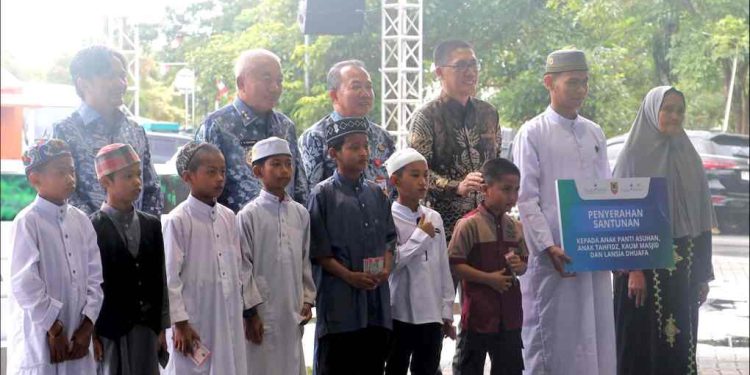 Santunan diserahkan langsung Direktur Utama Bank Kalsel, Fachrudin, disaksikan 
Gubernur H. Muhidin, Wakil Gubernur H. Hasnuryadi 
Sulaiman, dan Sekretaris Daerah Provinsi H. Muhammad Syarifuddin. (foto : Bank Kalsel)