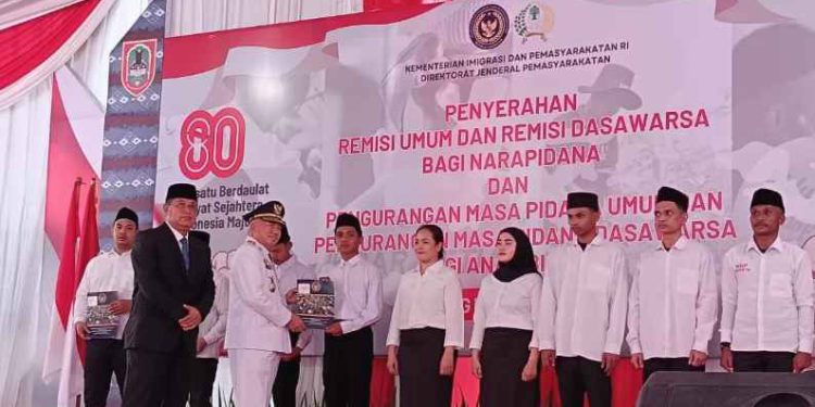 Gubernur Kalsel H Muhidin saat menyerahkan remisi. (foto : istimewa)