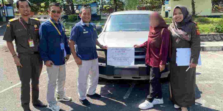 Aset salah satu penunggak pajak berupa mobil yang disita DJP Kalselteng. (foto : DJP Kalselteng)
