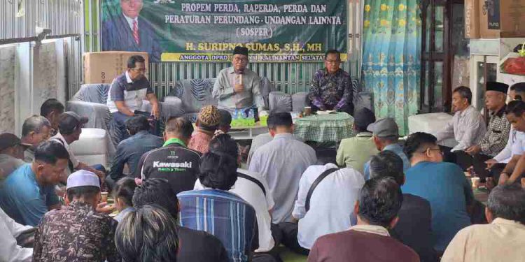 Ketua Fraksi PKB DPRD Kalsel H Suripno Sumas Sosialisasi Perda Kalsel Nomor 6 Tahun 2020 tentang Penyelenggaraan Ketenteraman, Ketertiban Umum, dan Pelindungan Masyarakat di tempat kediamannya di Jalan Meratus Kecamatan Banjarmasin Tengah. (foto : istimewa)