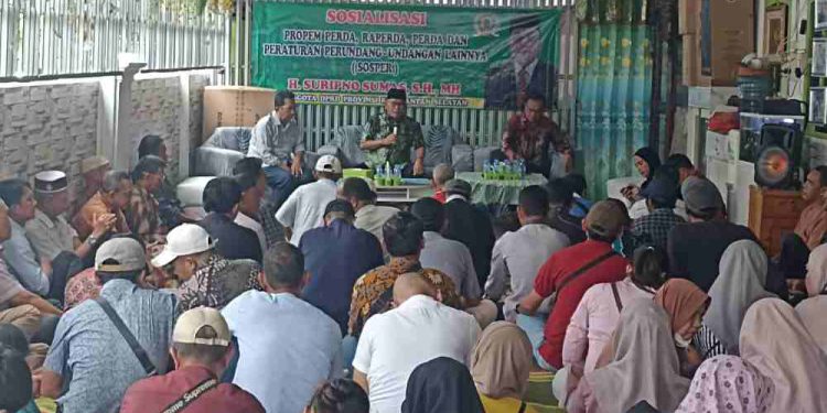 Anggota DPRD Kalsel Suripno Sumas melaksanakan sosialisasi Perda Kalsel Nomor 6 Tahun 2020 tentang Penyelenggaraan Ketenteraman, Ketertiban Umum, dan Pelindungan Masyarakat. (foto : istimewa)