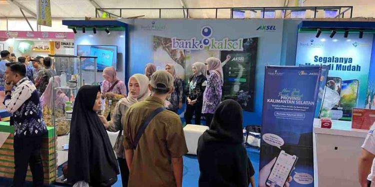 Booth Bank Kalsel yang ramai didatangi pengunjung pada Kalsel Expo 2025. (foto : istimewa)