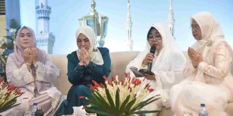 Ketua TP PKK Kalsel Hj. Fathul Jannah Muhidin didampingi Ketua DWP Kalsel Hj, Masrupah Syarifuddin saat memperingati Maulid Nabi Besar Muhammad SAW 1447 H. (foto : Adpim Kalsel)