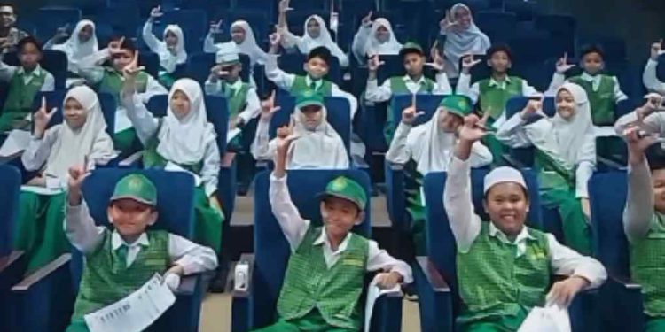 Pelajar MIN 9 Banjar foto bersama usai Nonbar Film Gasim Kulawarga Panting di teater Perpus Palnam  Dispersip Kalsel. (foto : IG perpuspalnam)