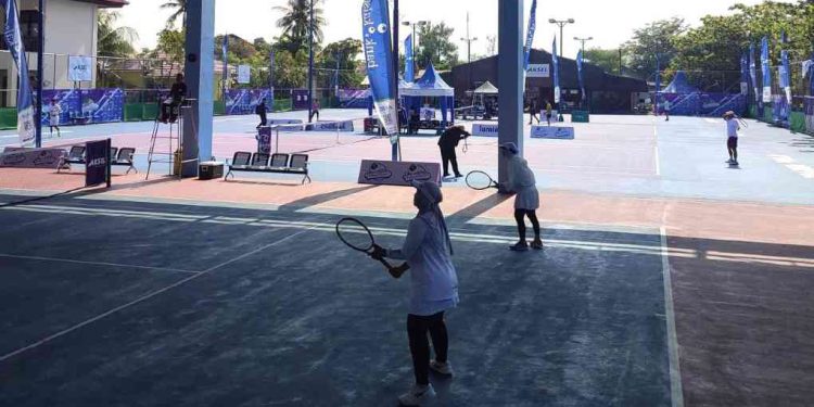Turnamen tenis tahunan bergengsi Sweet Slice Tennis 
Tournament Vol. III di Lapangan Tenis Dharma Praja yang disponsori Bank  Kalsel. (foto : Bank Kalsel)