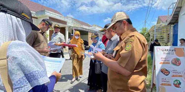 Komisi III DPRD Banjarmasin bersama Dinas Perkim saat meninjau perbaikan jalan. (foto : sna/seputaran)
