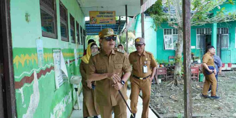 Walikota Banjarmasin HM Yamin tutun langsung melihat kondisi SDN Basirih 10 yang cukup memprihatinkan. (foto : shn/seputaran)