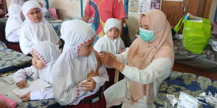Salah satu anak saat mendapatkan vaksin program BIAS. (foto : shn/seputaran)