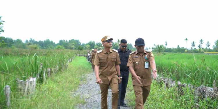 Walikota Banjarmasin HM Yamin saat berjalan menuju sekolah pinggiran di Banjarmasin. (foto : shn/seputaran)