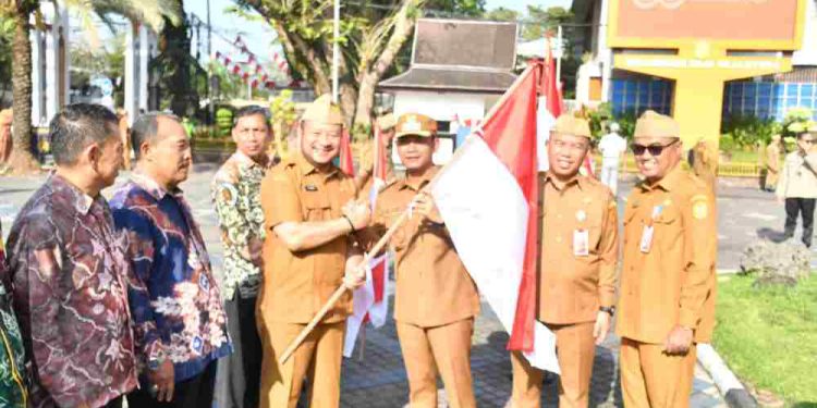 Walikota Banjarmasin HM Yamin saat menyerahkan bendera Merah Putih, sebagai tanda agar semua instansi memasang bendera Merah Putih di kantor masing-masing. (foto : shn/seputaran)