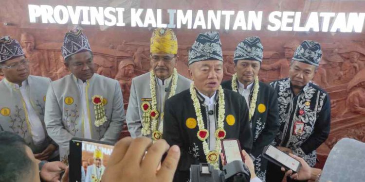 Gubernur Kalsel H Muhidin saat diwawancarai usai rapat paripurna di DPRD Kalsel. (foto : istimewa)