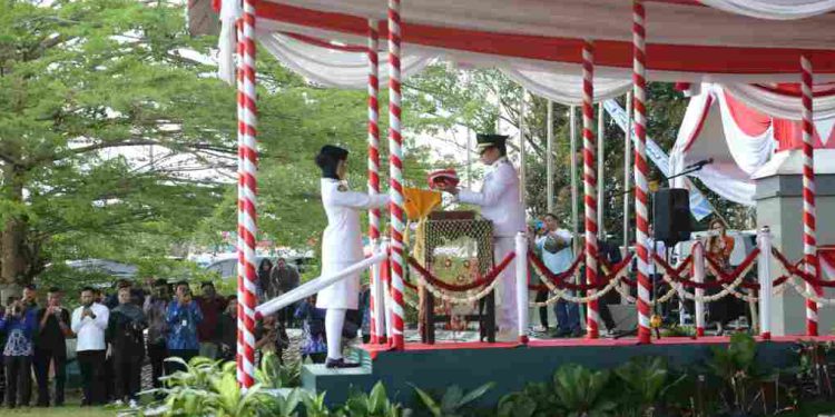 Wagub Kalsel H Hasnuryadi Sulaiman saat memimpin upacara penurunan bendera pada HUT ke-80 Kemerderaan RI. (foto : istimewa)