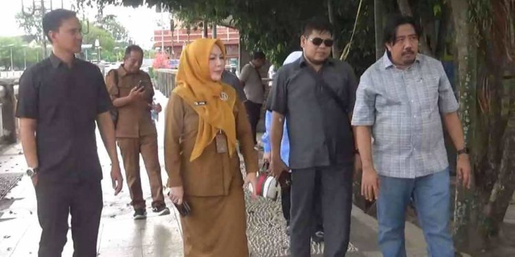 Komisi III DPRD Banjarmasin didampingi Kepala Disbudporapar Banjarmasin saat kunjungan ke Siring Menara Pandang. (foto : sna/seputaran)