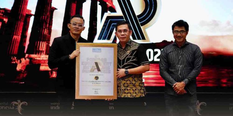 Penghargaan ini diterima langsung oleh Kepala Biro Humas dan Protokol Kementerian ATR/BPN, Harison Mocodompis. (foto : Humas ATR/BPN)