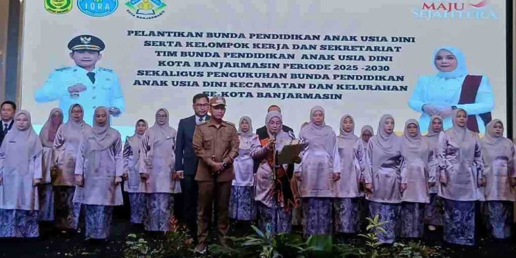 Walikota Banjarmasin HM Yamin bersama Bunda PAUD Banjarmasin Hj Neli Listriani pada acara pelantikan dan pengukuhan. (foto : shn/seputaran)