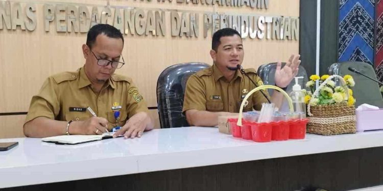 Kepala Disperdagin Banjarmasin Ichrom Muftezar (kanan) saat menjelaskan terkait Bakul Fest. (foto : shn/seputaran)