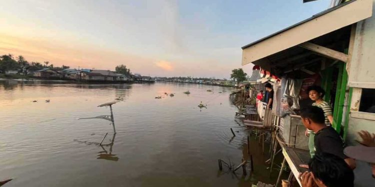 Rumah warga yang terdampak jalan titian Kampung Hijau terputus.  (foto : shn/seputaran)