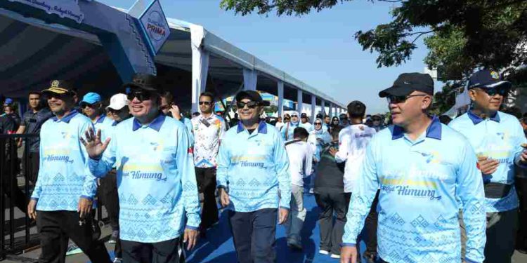 Gubernur Kalsel H Muhidin bersama Wakil Gubernur Kalsel H Hasnuryadi saat Fun Walk dalam rangka Harjad ke-75 Kalsel. (foto : istimewa)