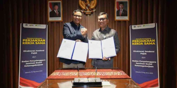 Usai penandatangan,  Direktur Jenderal Pajak Kementerian Keuangan, Bimo Wijayanto, 
bersama Direktur Utama BPJS Ketenagakerjaan, Pramudya Iriawan Buntoro tunjukan dokumen PKS. (foto : istimewa)
