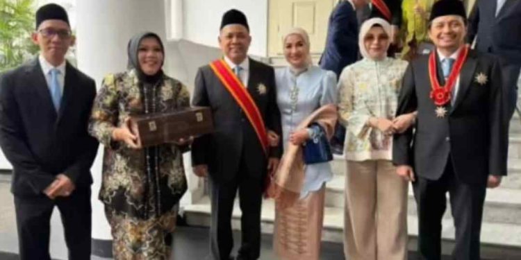 H Syamsuddin Andi Arsyad, H Hasnuryadi Sulaiman (putra HA Sulaliman HB) dan Hj Mariana (putri almarhum H Abidin) berfoto bersama usai menerima penghargaan. (foto : istimewa)