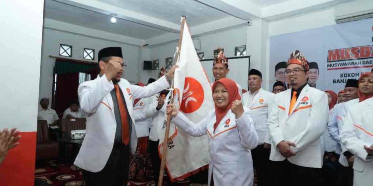 Mathari menyerahkan bendahara PKS kepada Ketua DPD PKS Banjarmasin Mutmainah. (foto : sdy/seputaran)