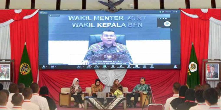 Wamen ATR/Waka BPN), Ossy Dermawan saat memberikan pembekalan sekaligus menutup kegiatan PKKTB Prodi Diploma IV Pertanahan 2025 STPN. (foto : Biro Humas ATR/BPN)