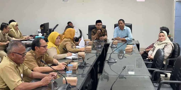 Wakil Ketua DPRD Banjarmasin Mathari (pakai peci) saat ikut rapat pembahasan Raperda Perubahan SOTK Pemko Banjarmasin. (foto : sna/seputaran)