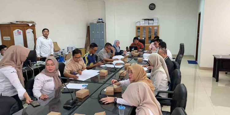 DPRD Banjarmasin bersama dinas terkait saat membahas Raperda  Kepemudaan. (foto : sna/seputaran)