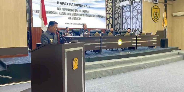 Walikota Banjarmasin HM Yamin saat menyampaikan program prioritas di RAPBD 2026 saat rapat paripurna DPRD Banjarmasin. (foto : sna/seputaran)
