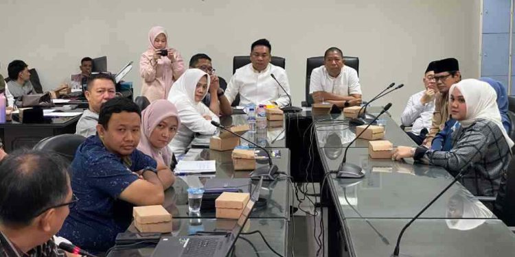 Rapat DPRd Banjarmasin bersama dinas terkait untuk pembentukan SOTK Pemko Banjarmasin. (foto : sna/smr)