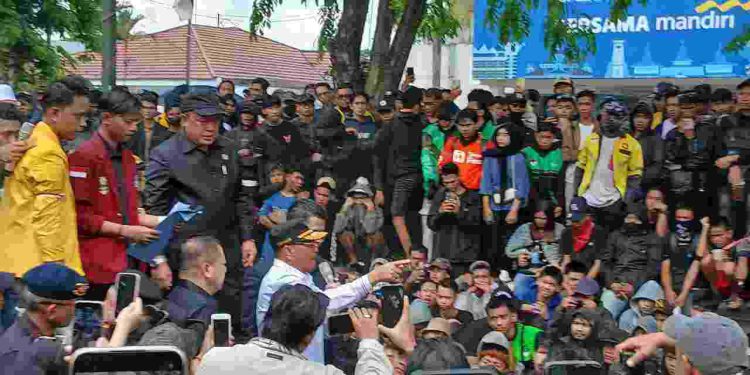 Ketua DPRD Kalsel H Supian HK saat menemui para demonstran. (foto : shn/seputaran)